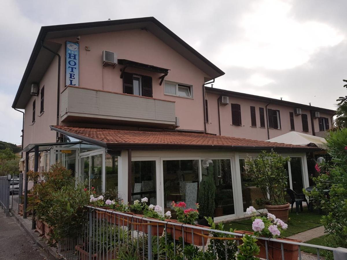 Hotel Patrizia Марина ди Маса Екстериор снимка